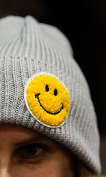 Bonnet Smiley gris – Image 2