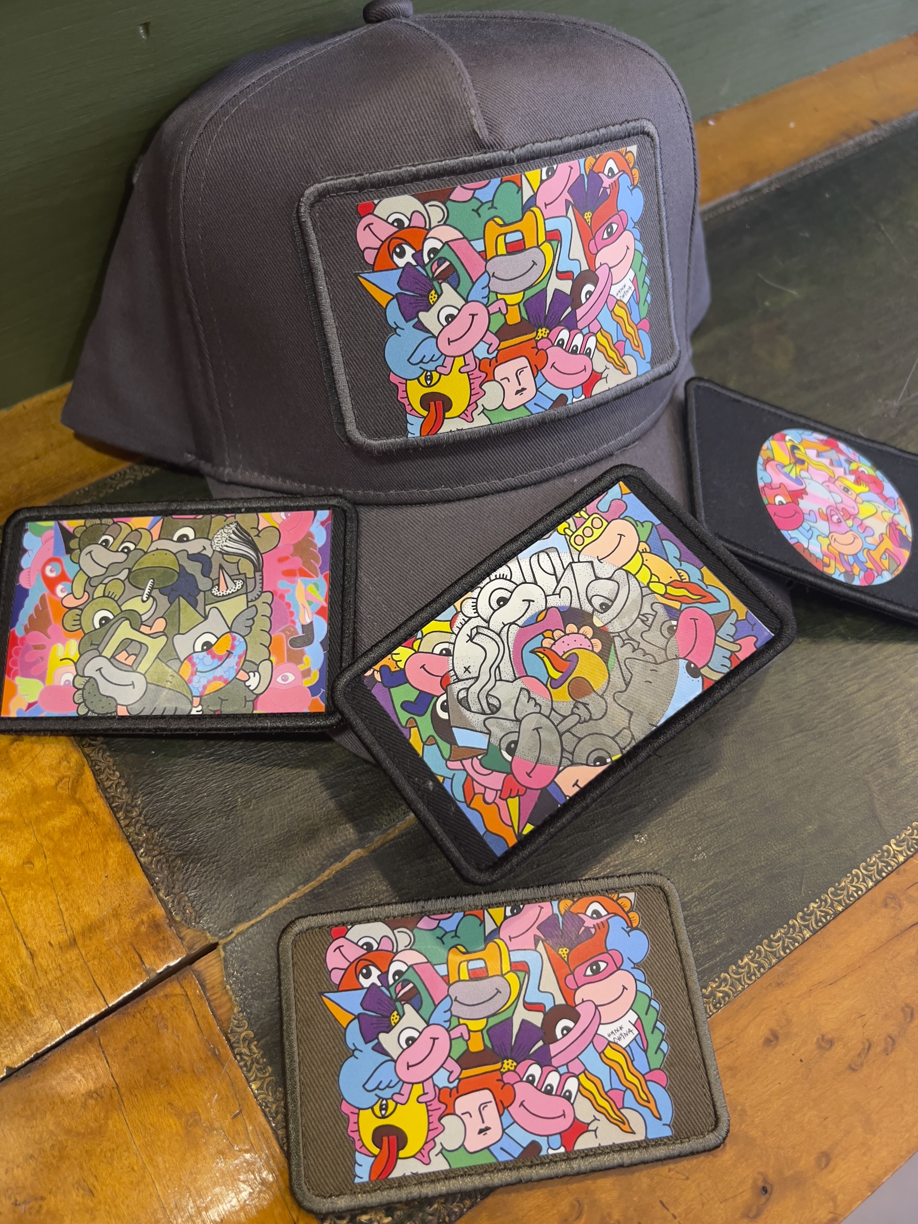 Exemple d'un casquette kaki avec tous les patchs disponibles