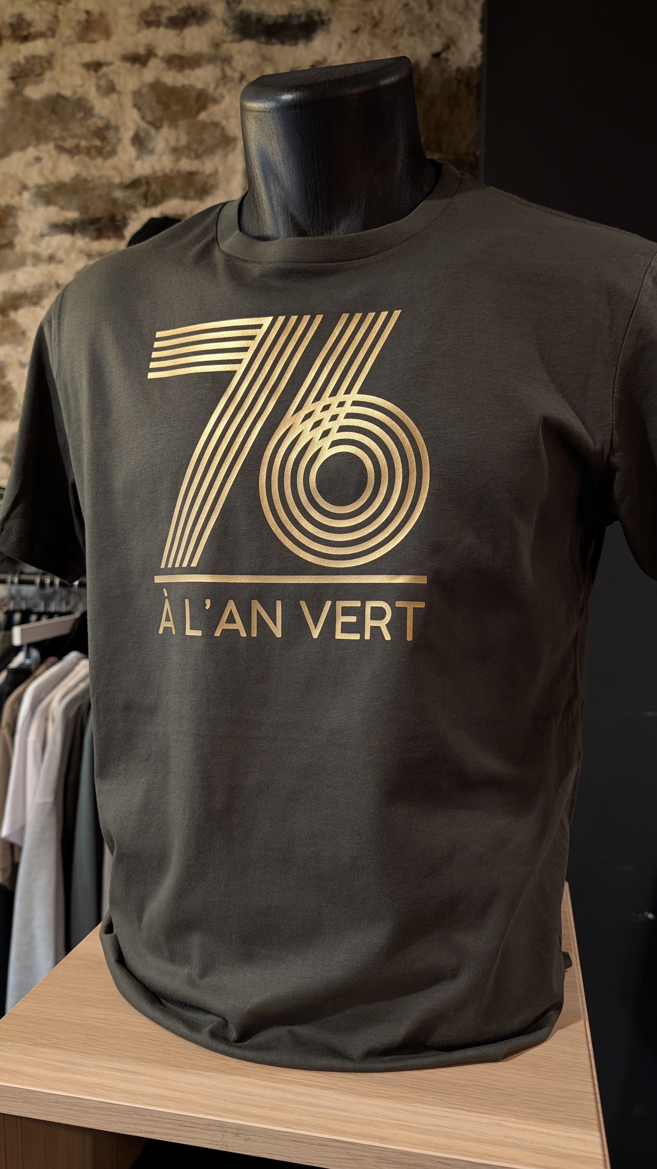 T-Shirt col rond « 76 L'an Vert » doré en série limitée numérotée – Image 4